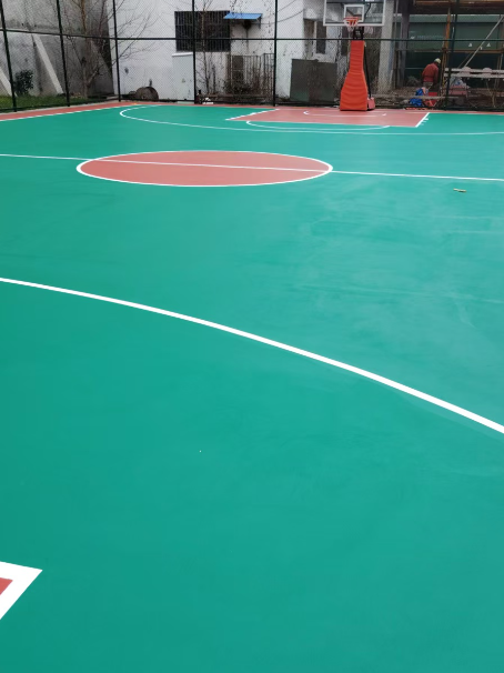 镇远 球场长期使用易出现地面开裂